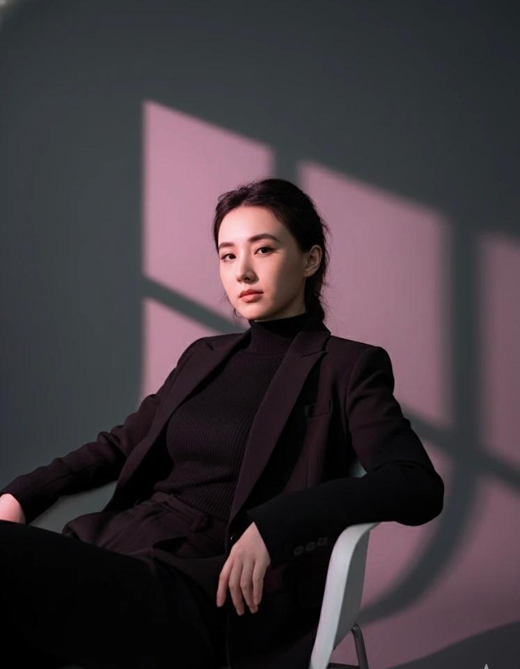 职业女性职业装，气质高雅端庄靓丽