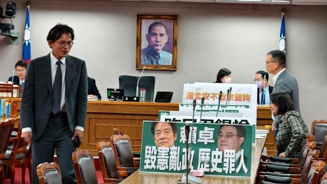 就在今天，台湾政坛再度出现罕见宪政冲突场面。立法院司法及法制委员会中，蓝白阵
