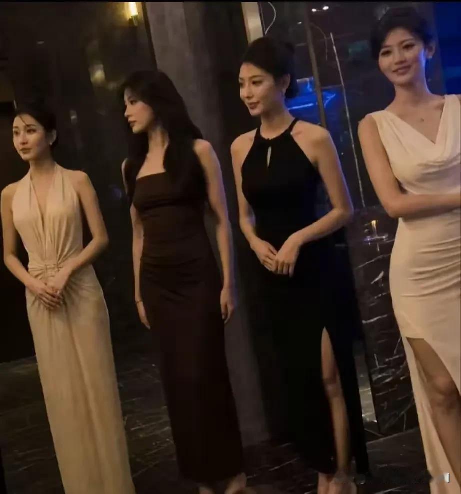 她们四个站在一起，你觉得谁最美？