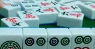 麻将馆的老板娘说。有一个男的10点多过来。老板娘的六桌麻将已经满了。