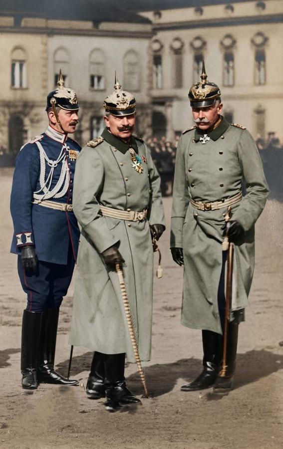 1914年，一战初期，德意志帝国皇帝威廉二世（居中）与两位德军高级军事将领合影留