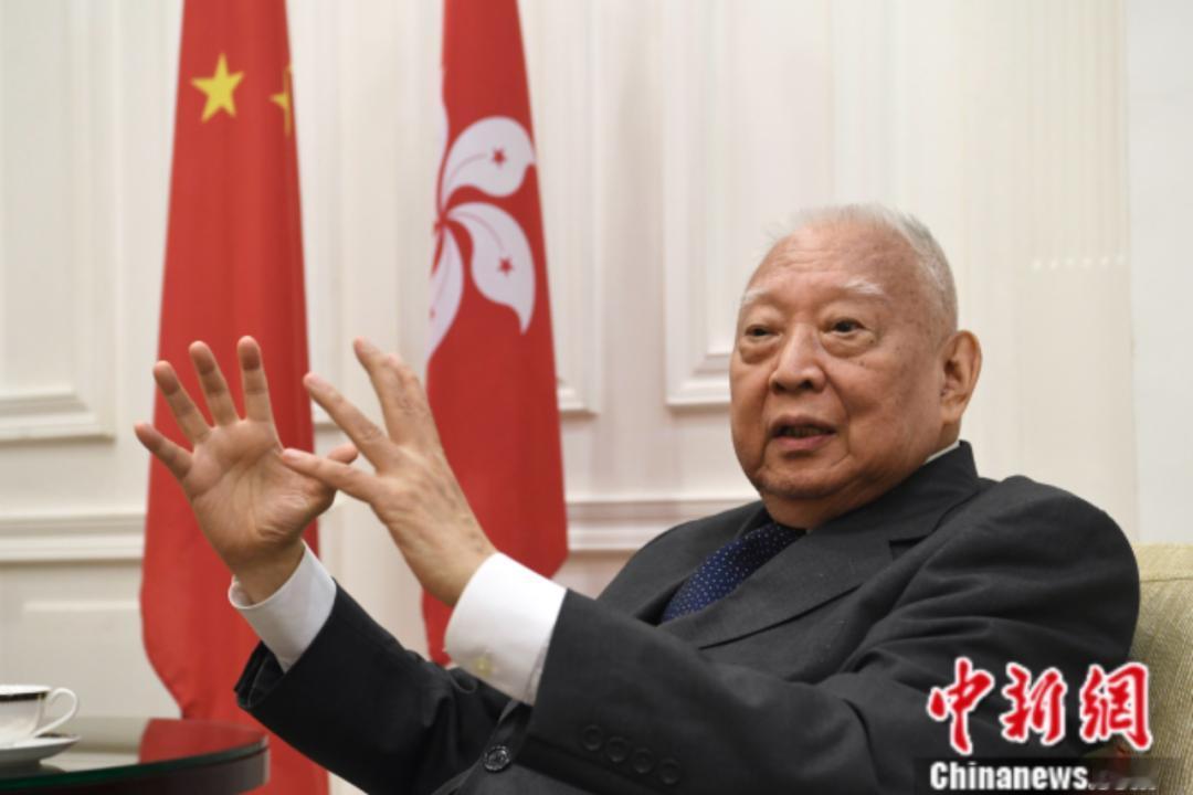 熟悉香港发展历程的人都清楚，董建华先生是真正为香港扛过风雨的人，也是一国两制最坚