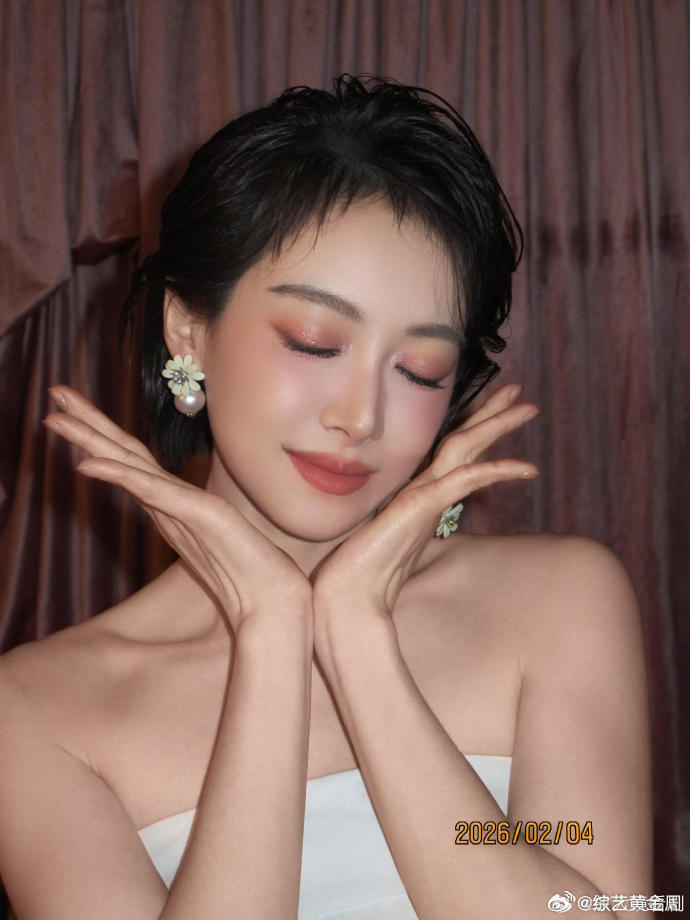 王亚飞给宋茜化的粉系微醺妆谁被宋茜的微醺妆美晕了！温柔到骨子里，氛围感绝了王亚飞