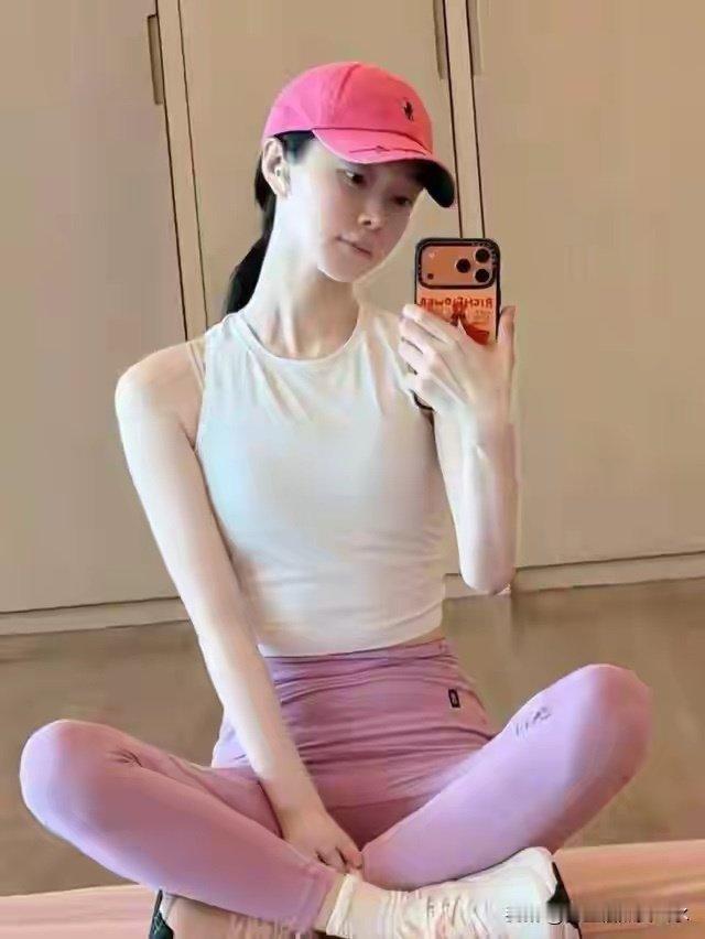 宋轶居家瑜伽路透流出！粉紫穿搭尽显优越体态​