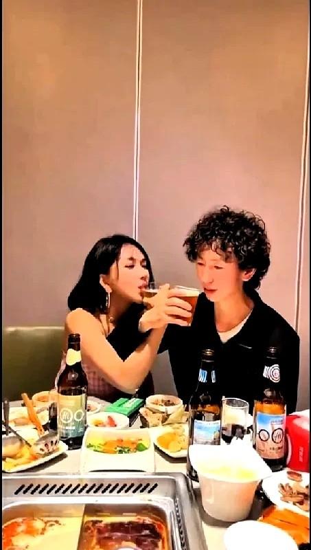 庞麦郎回村发500红包，真香还是真尬？干女儿现场改口，乡亲手机先吃，热搜秒爆