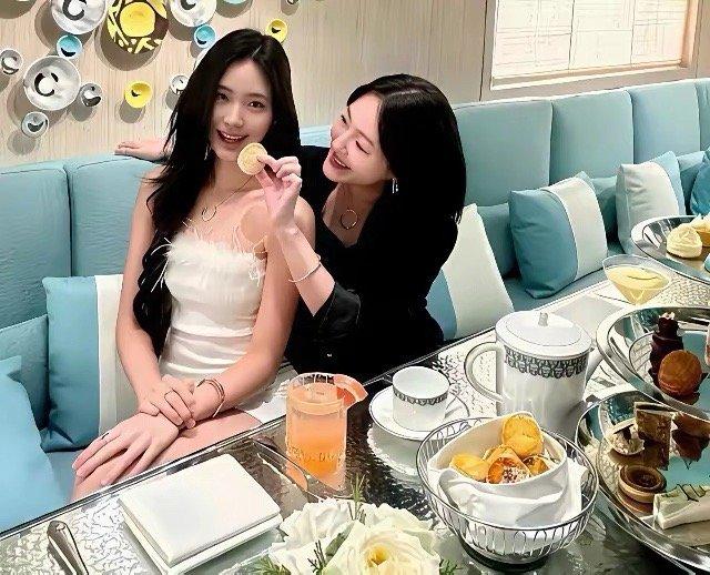 小S全家合照疯传，48岁逆生长不算啥，3个女儿颜值才是真炸裂