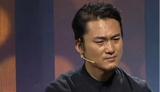 黑龙江一男孩走投无路，找到校长跪着哀求：“求你资助我上学吧？”没想到，校长竟满口