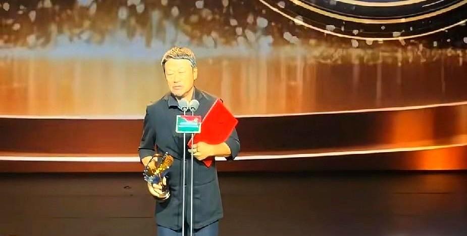 孔笙领完亚洲最佳导演奖，对着台下说，掌声是给肖战的。等肖战上台领影帝，孔笙快