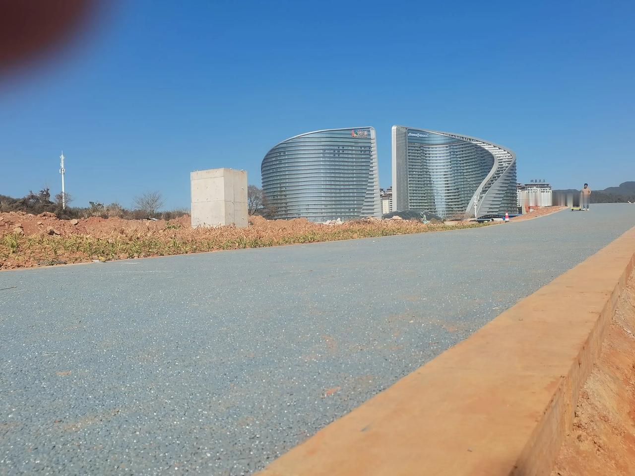 花之城豪生大酒店于2015年建成开业，客房约两千三百间，可同时入住约为五千人，