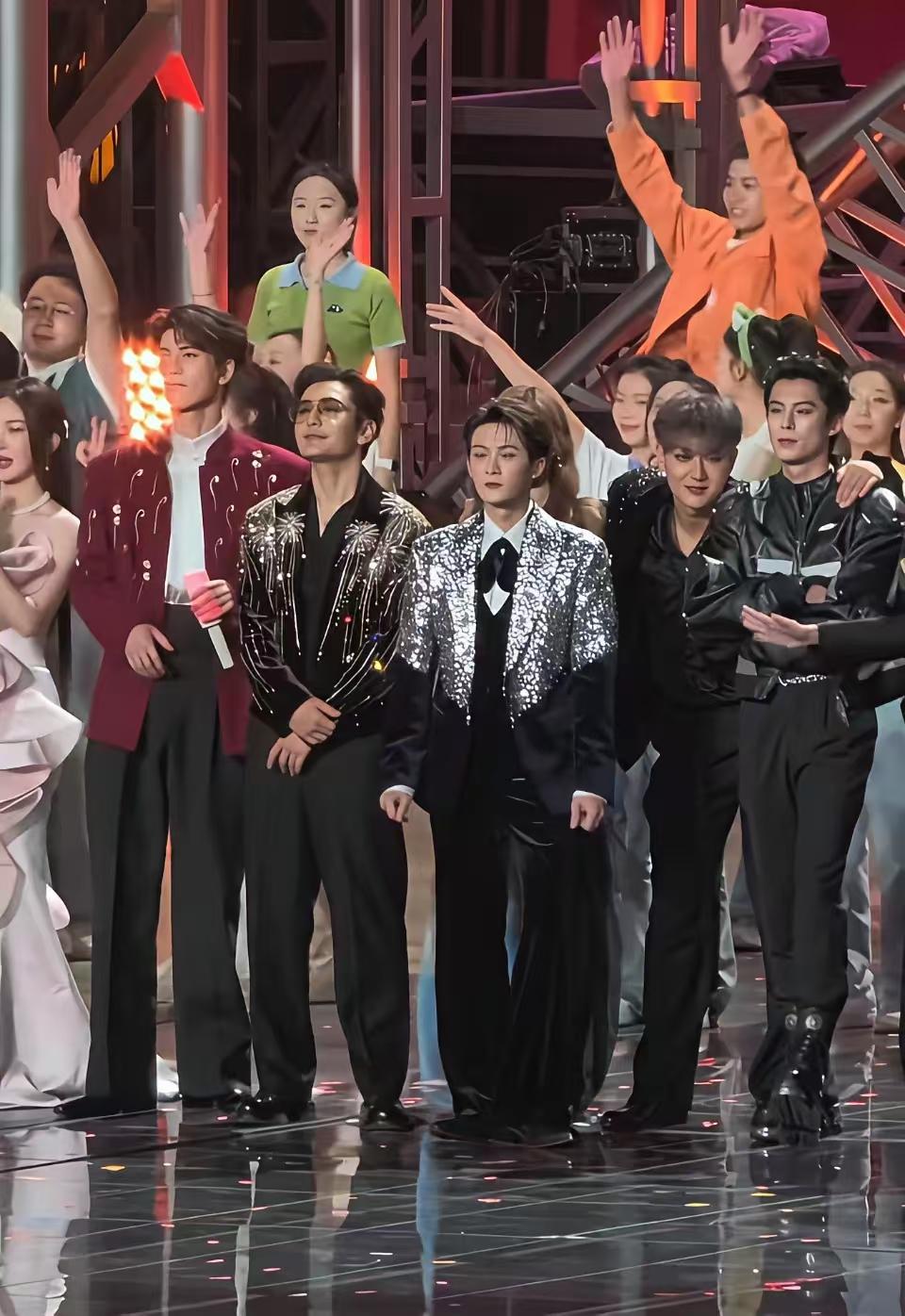 黄晓明身高真是个迷！黄教主对外宣传自己的身高是1米8，然而这次的跨年演唱会的