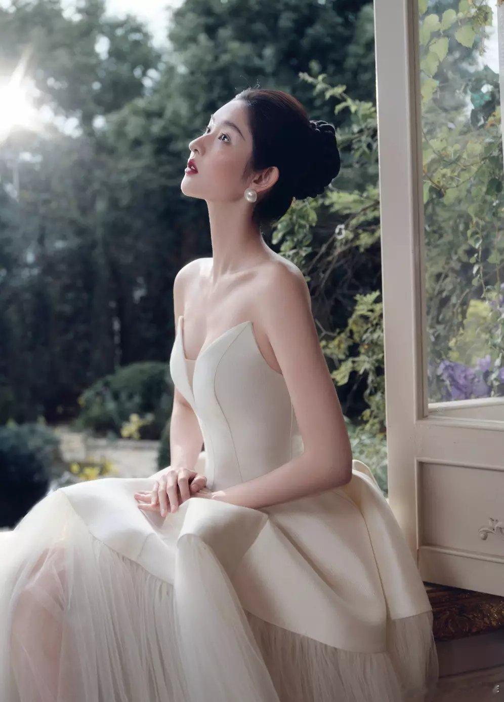 分享娱乐分享娱乐王玉雯一袭白色纱裙气质出尘红唇吸睛反差感十足​​​