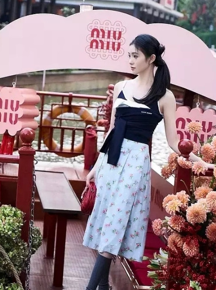 赵今麦刘浩存MiuMiu同款造型，运动风吊带＋白色碎花裙＋灰色长筒袜，这三件单
