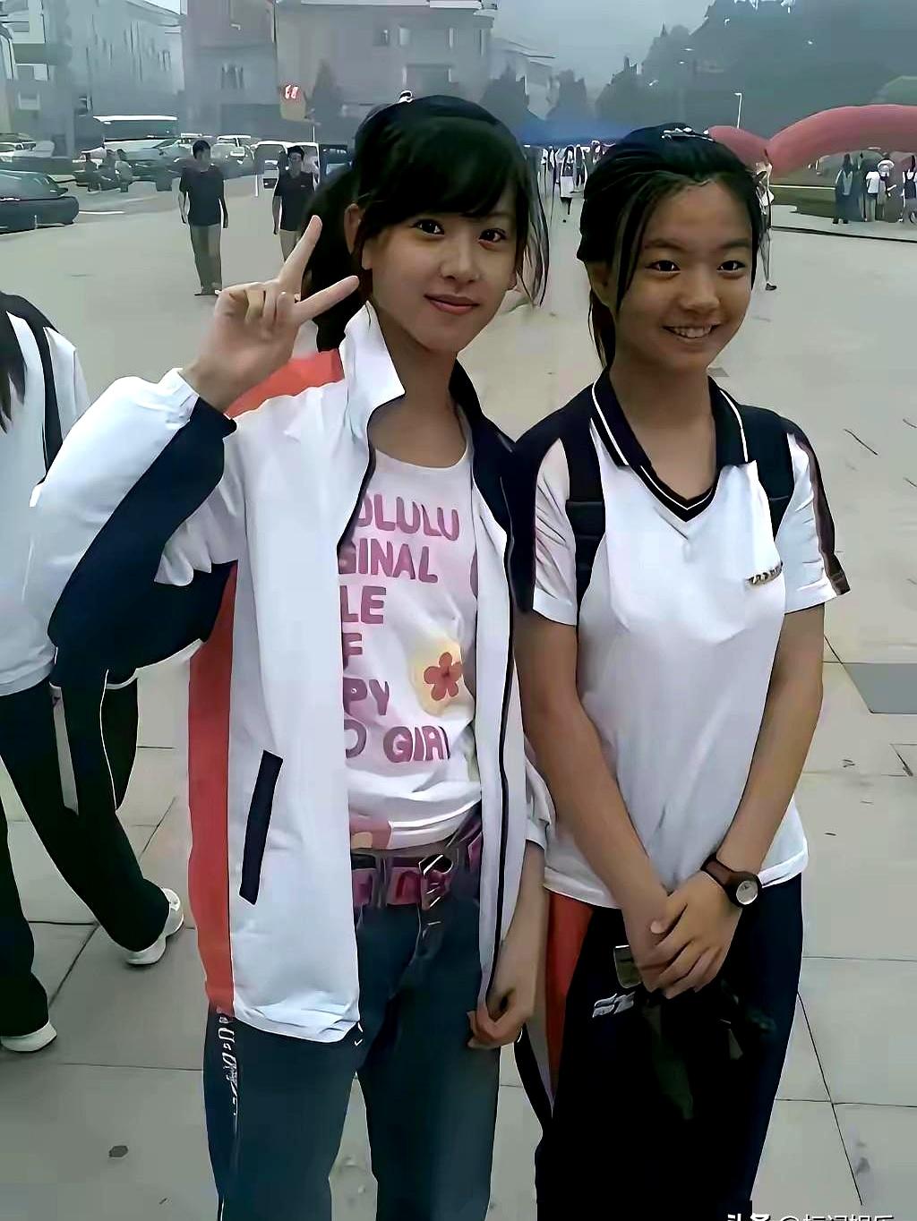 这小姑娘以后逢人就可以说：“瞧，我当时就在他旁边！”一张照片火了，焦点全在右边