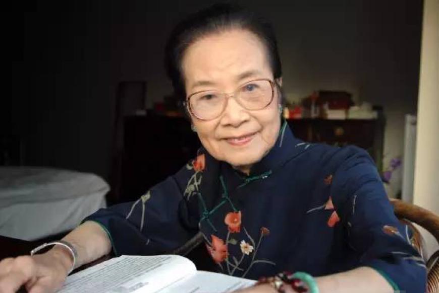 2009年，旅居美国的国学大家叶曼说：“不是我国吹牛，只要给我们平安和安定，中