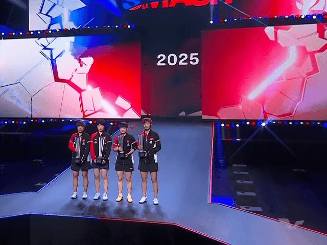 孙颖莎、王曼昱两个大迷糊，女双颁奖典礼亚军退场，两人直接就往后面走，被工作人员叫