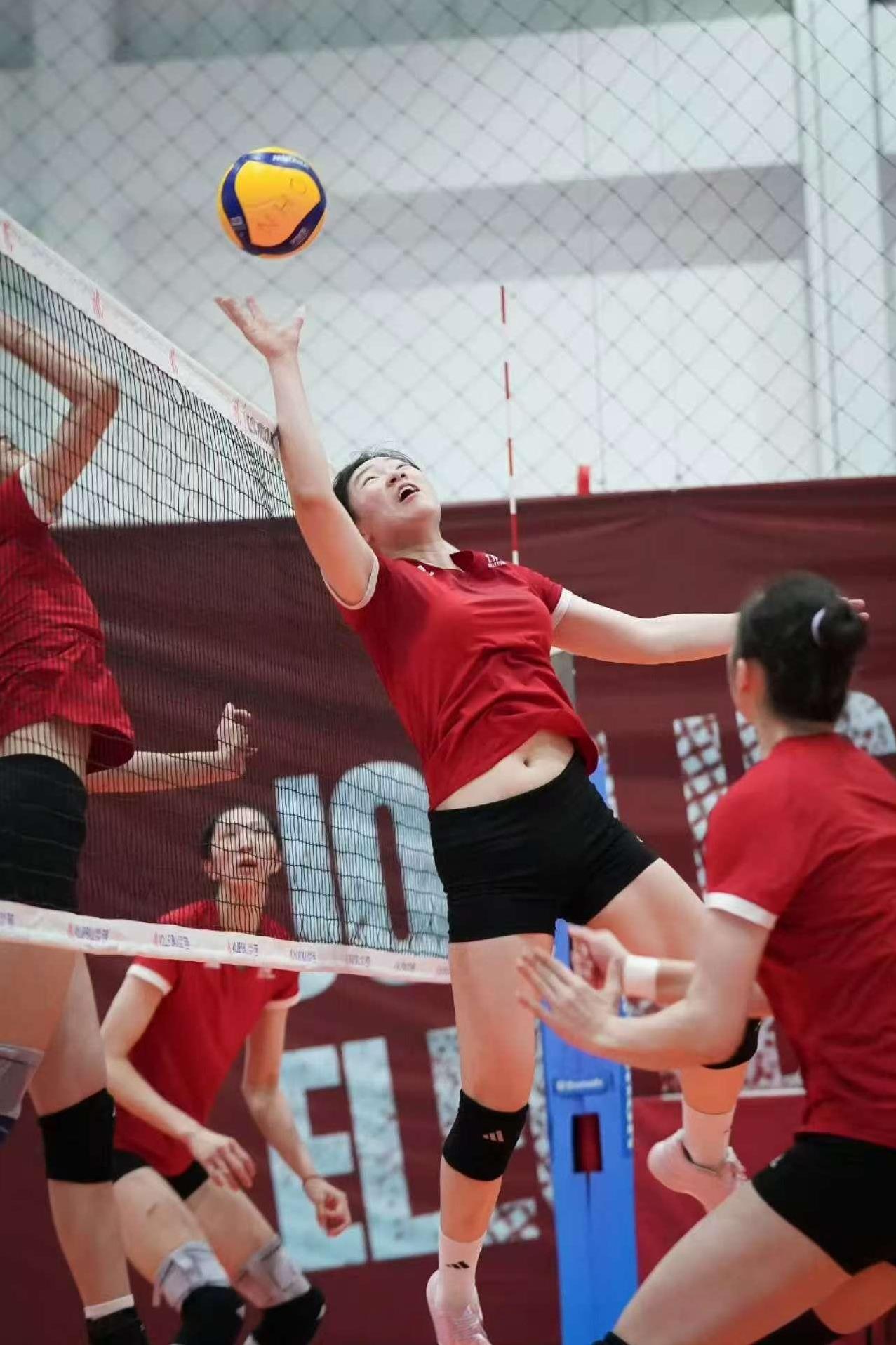 中国女排做B方案准备：张籽萱与唐欣、杨舒茗打攻传配合备战淘汰赛。在中国女排官方发