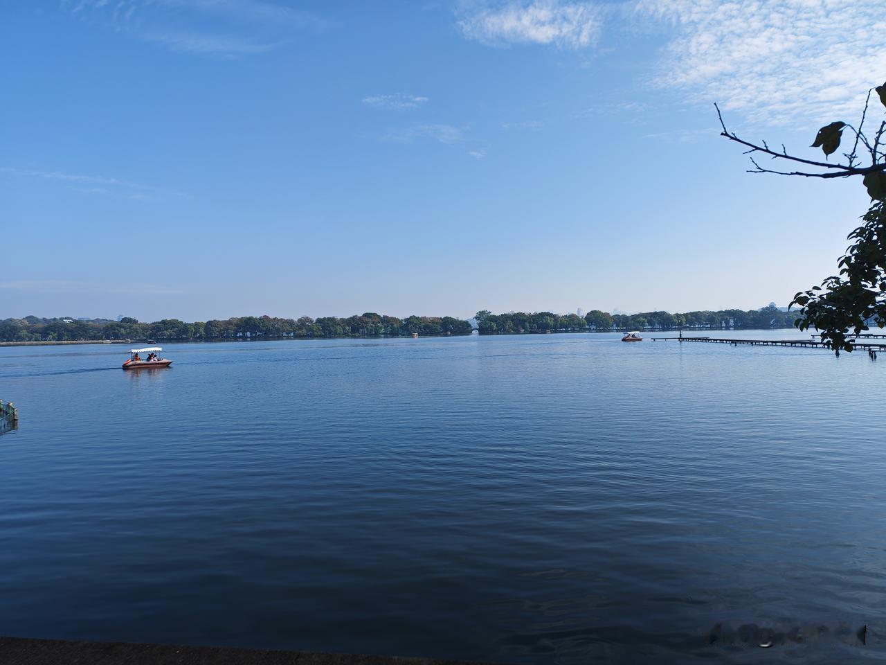 前不久回老家，在黄石和几个老同学一起吃饭，原来不抽烟的就三个，现在几乎都不抽烟了