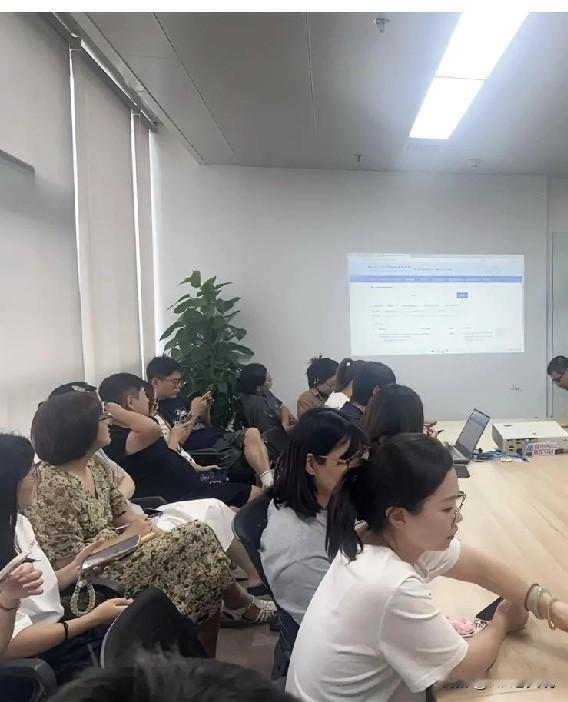 前期跟面了一个90年的销讲候选人，面试的时候都说好了，先跟资深讲师实习听课一个月