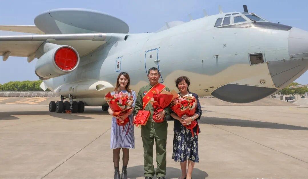 空军为空警-2000首批飞行员举行停飞仪式，这款大国重器2003年首飞
