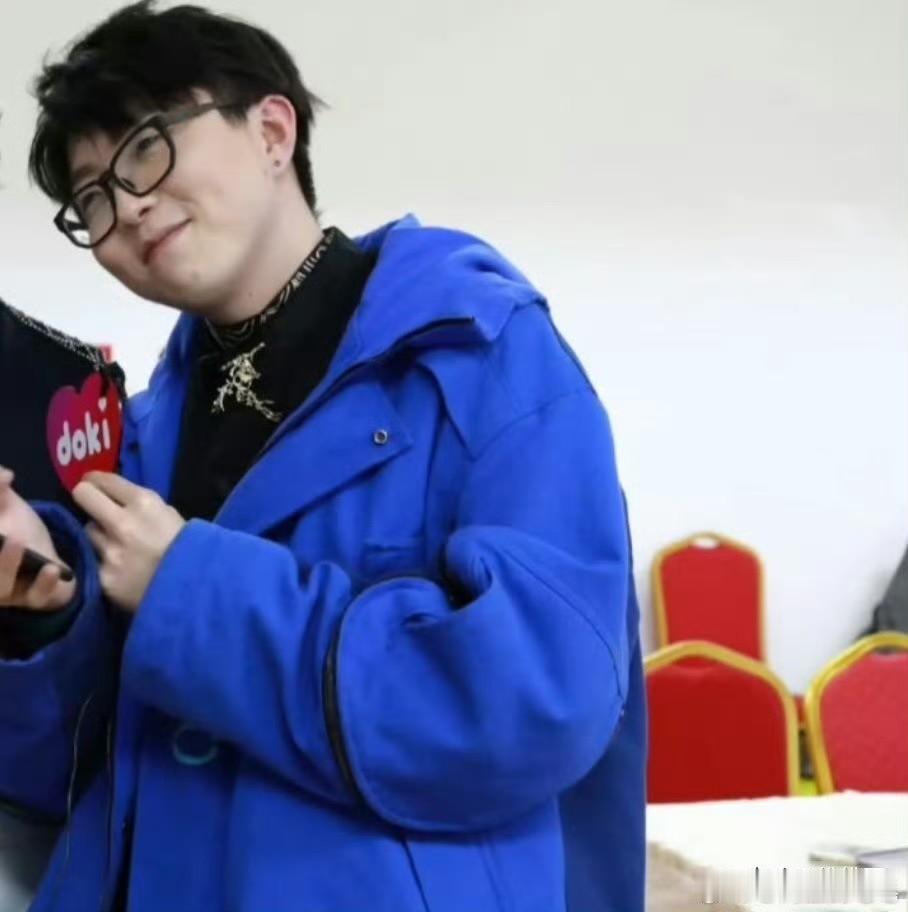 何炅在节目中随口问毛不易：“你天天洗澡吗？”毛不易十分坦然地回答：“我可以一周不