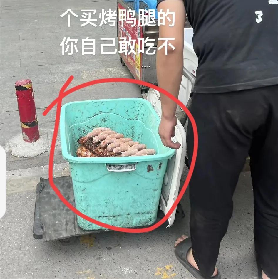 重庆最近户外摆小摊的情况比较多，然而其卫生状况却要打个问号。有的小摊当然很干净，
