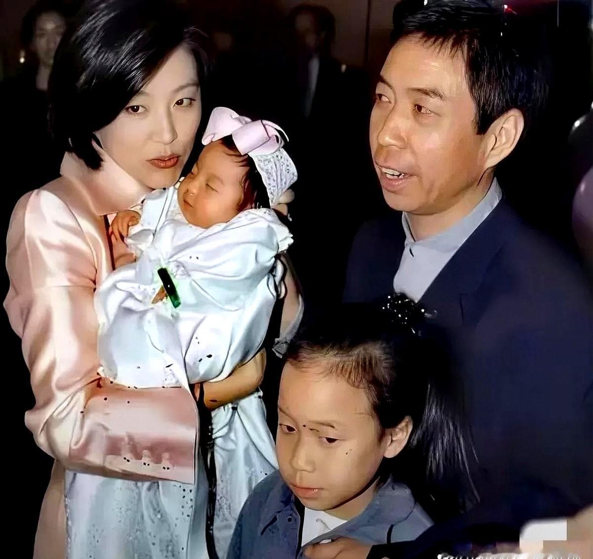 当年费翔他妈死活看不上叶倩文，这事儿算是彻底把儿子的婚事给搅黄了。老太太心里