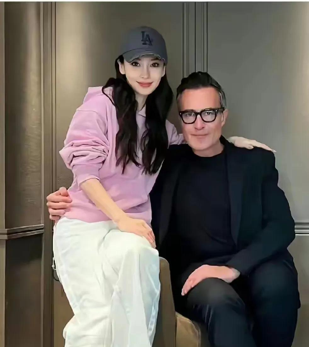 今早我给奶奶看了这两张图片，奶奶:这女长得好看吗？奶奶眯了眯了眼睛，看了一会