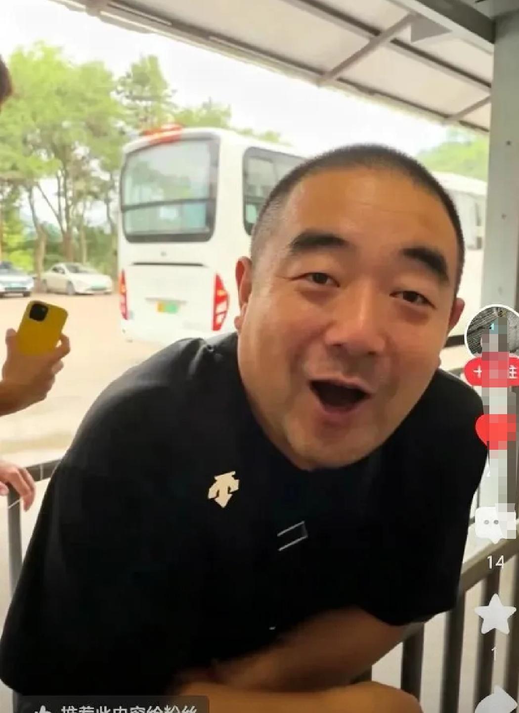 在长城出言狂妄失礼的导游，据当事游客描述当事人已被行政拘留，纳入景区黑名单，后续