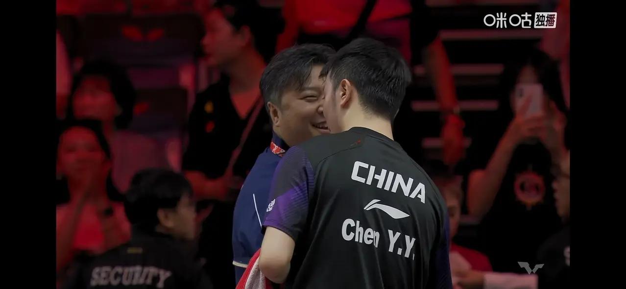 新加坡大满贯赛男单8强决赛陈垣宇3一1雨果，这场比赛拿击败雨果和场外指导孙逊指