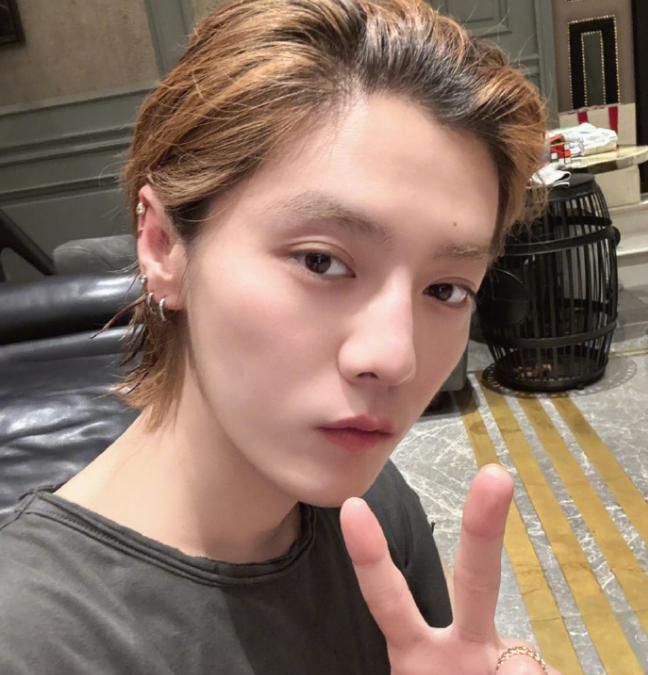 看了鹿晗工作室发的照片，感觉鹿晗与关晓彤越来越有夫妻相了！鹿晗过去花美男的形象