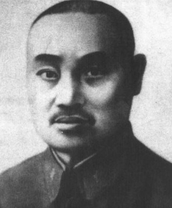1938年，在藤县保卫战中，王铭章看着一千多米外的日军将领龟尾寿三，沉重的问旁边