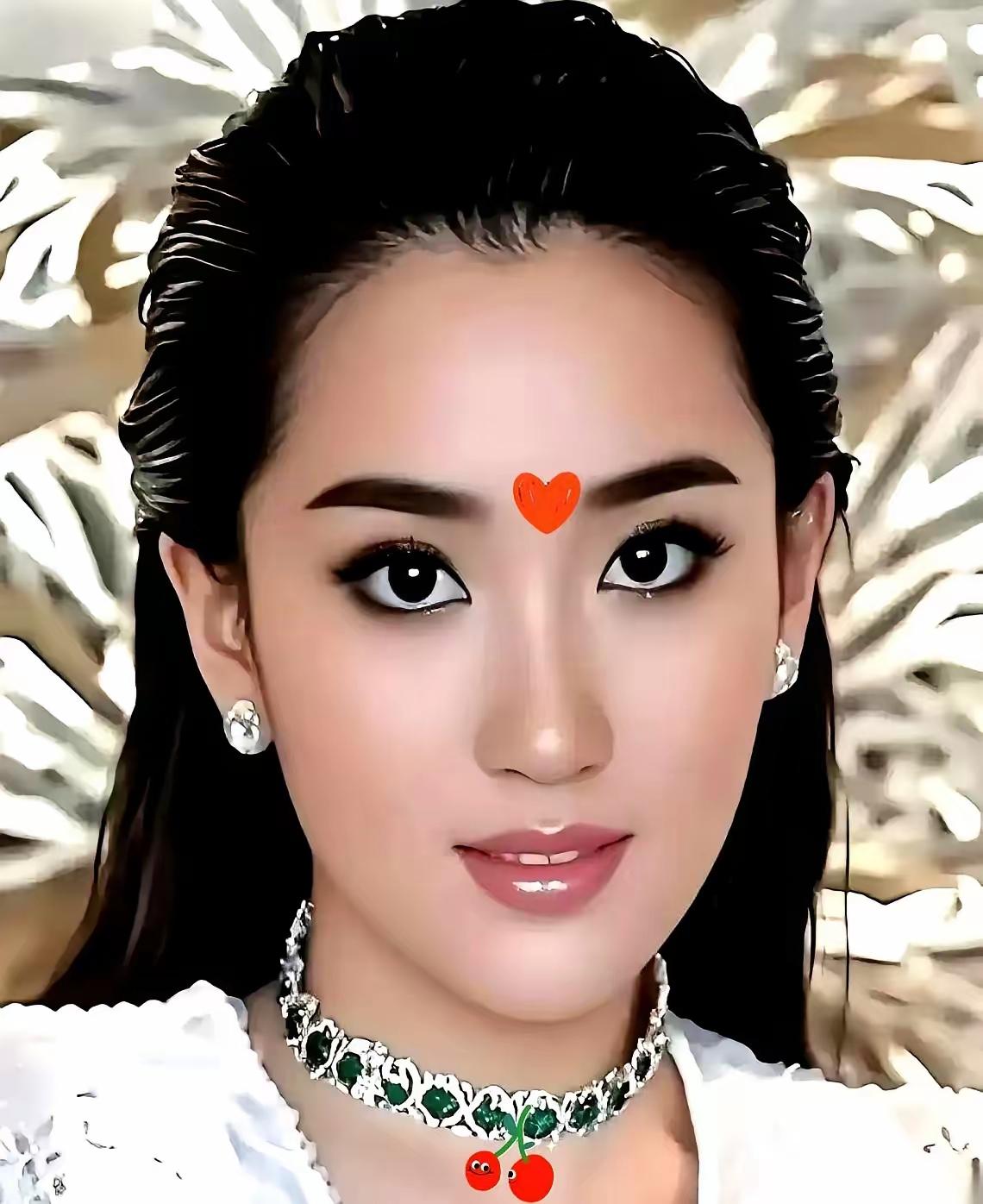 刷到泰国的新闻,后背有点发凉泰国王太后没了,全国公务员,要穿一整年的丧服,整