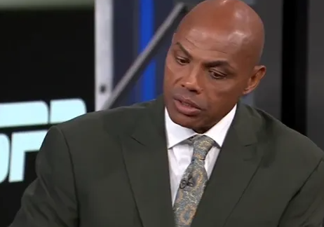 前NBA球星查尔斯-巴克利在ESPN的评论节目当中，谈到了勇士球员乔纳森-库明加