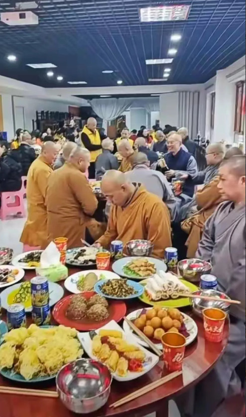 一个是没饭吃，一个是一桌子美味佳肴，一个是向别人讨钱，一个是让别人给自己送钱，敢