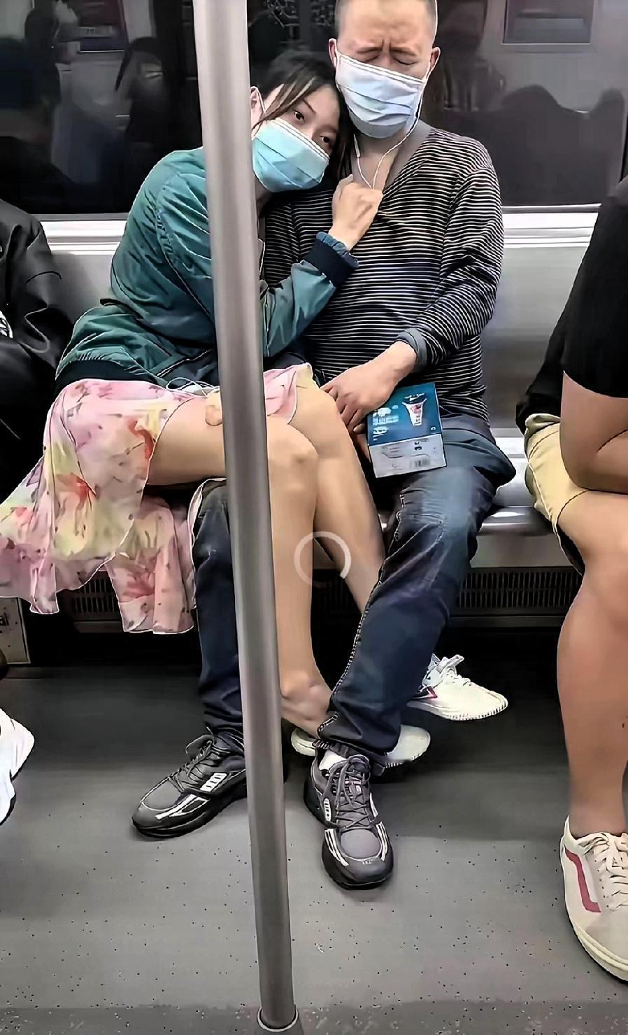 地铁里这一幕，真是越看越有意思！一个二十来岁的姑娘，把腿直接搭在旁边大叔腿上