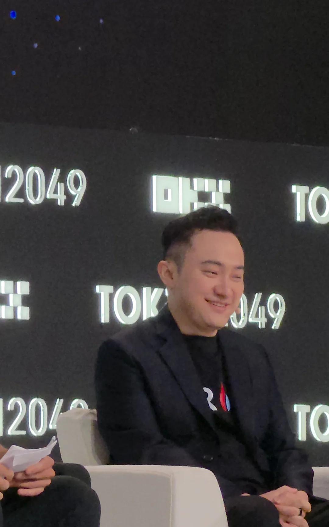 网友峰会现场撞见孙宇晨演讲：发福头秃，身边还有长腿美女相伴，伴手礼竟送指甲剪​