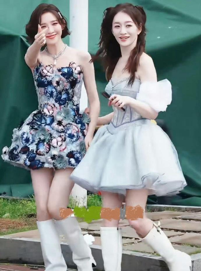 最近李小冉和唐艺昕一起去录制浪姐，两位都搭配的好时尚，看起来像一对迷人的少女。