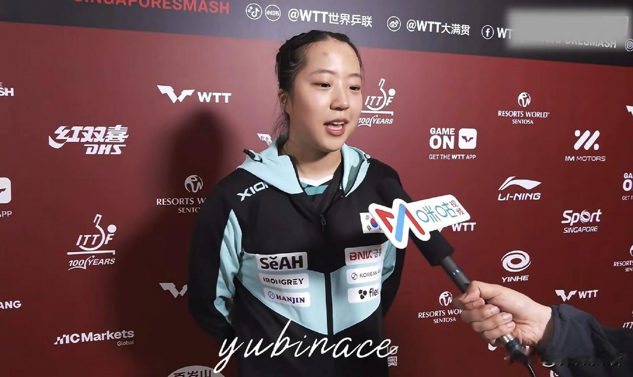 申裕斌也有点太可爱了。昨天的女单1/16决赛中，申裕斌是3-0赢了简彤娟，赛后