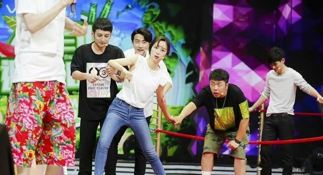 江一燕穿牛仔裤是真好看，一点明星架子都没有！别的女明星可能还得端着，她倒好，大