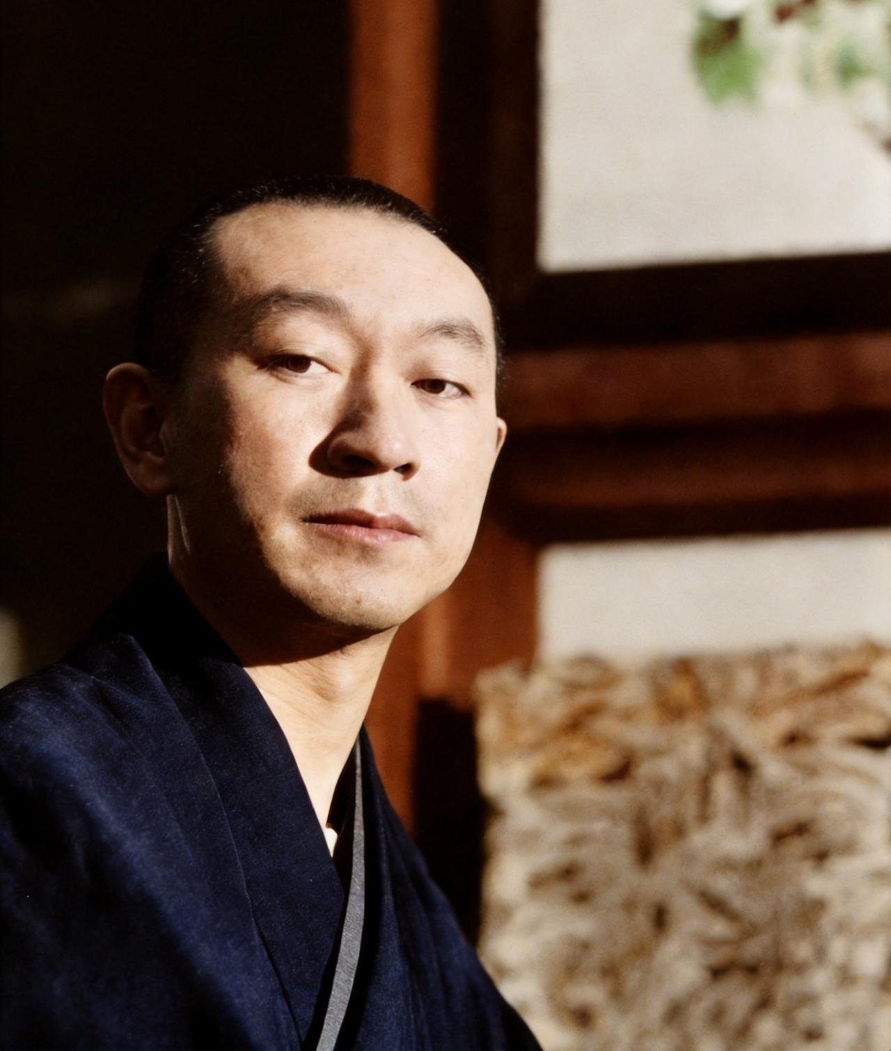 此人年轻时清秀夺目，一副睿智之相，傲气十足。他正是世界围棋界由人化神的棋圣吴清源