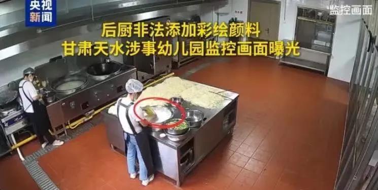 天水幼儿园的厨师，狠起来连自己都害，幼儿园后厨做饭，都是全学校一起吃的。