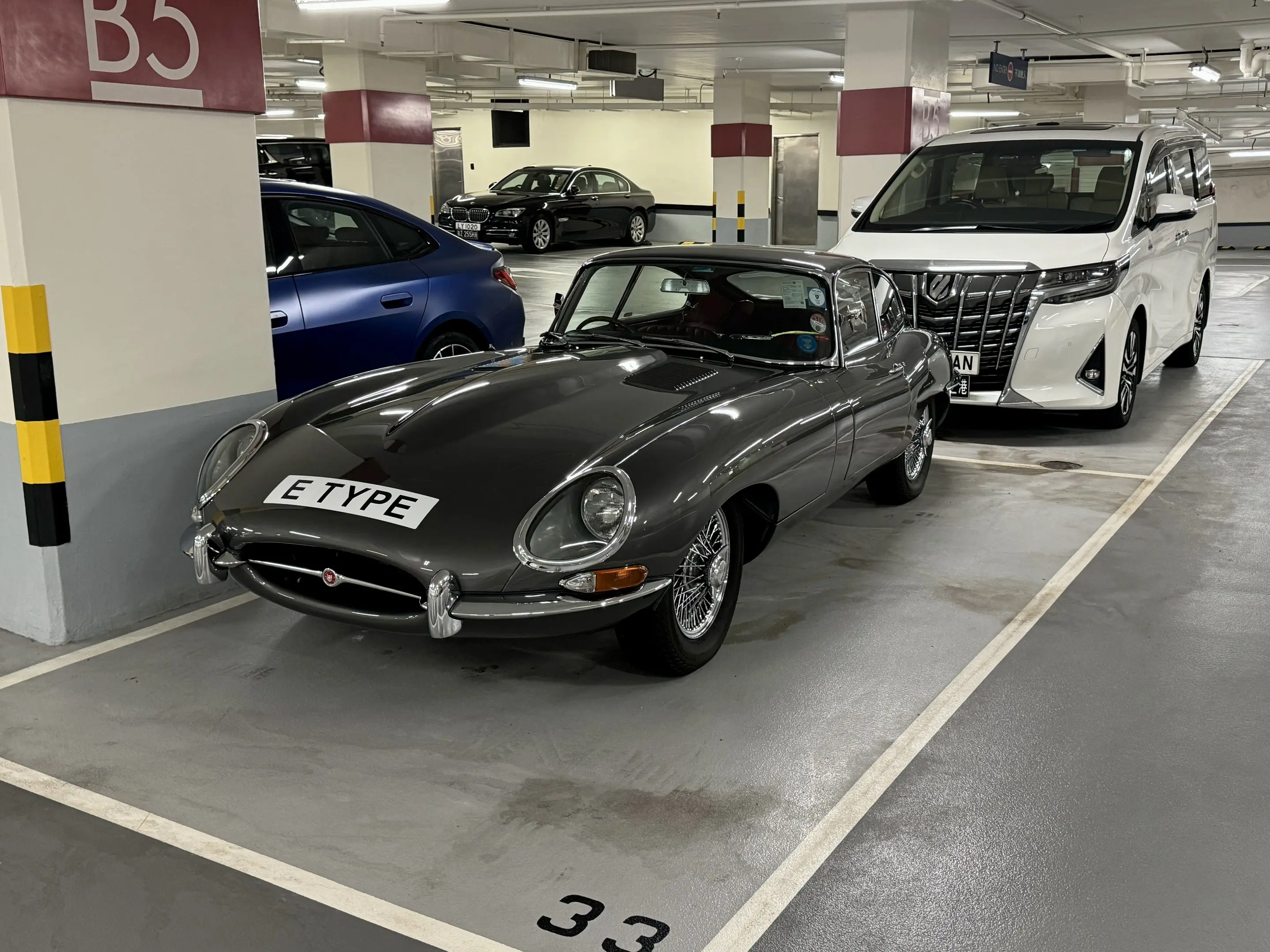 是我的审美变了吗。每次来到香港，看到这些老车就走不动道了