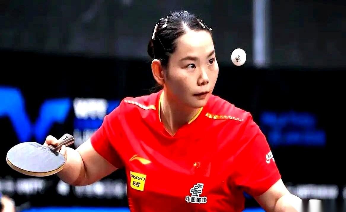 那个球擦着白边弹出去的时候，整个世界都静了。小姑娘下意识的挥拍动作，就那么僵在