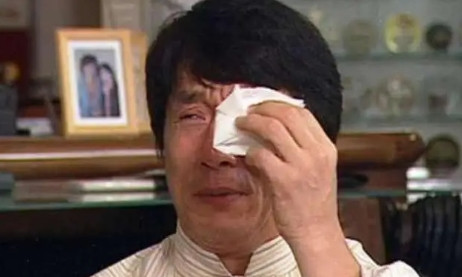 当初，房道龙在临终前拉着儿子成龙的手，然后一脸神秘的交代成龙：“其实，我们是唐代