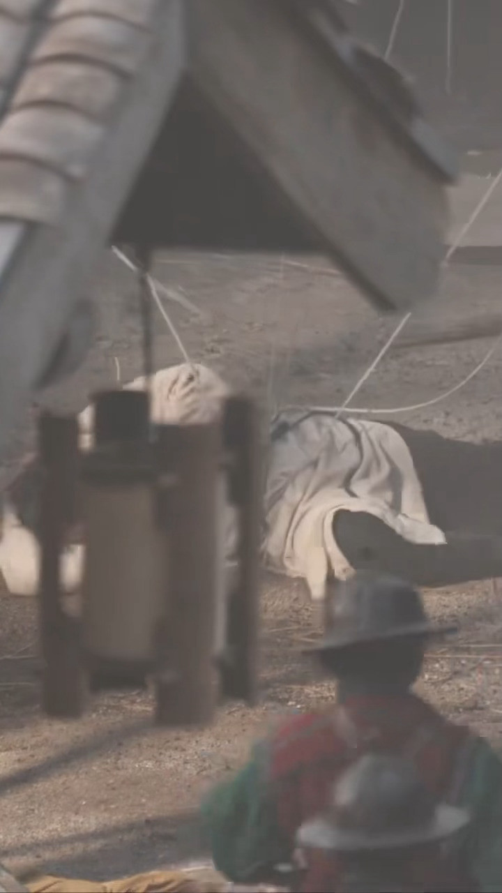 成毅今天拍两京吊威亚戏脸被碰到了😭头也撞到了地上还没垫子…看着太痛了这个剧组