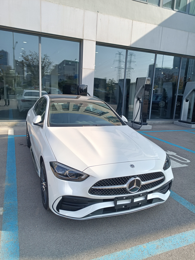 到店体验奔驰C级，豪华氛围不错1️⃣外观：外观看起来大气时尚，超长的车头比例舒