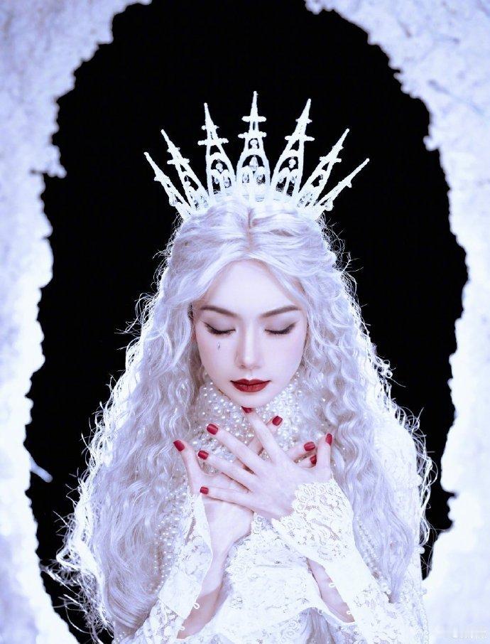 戚薇钓我易如反掌戚薇在变装界那就是神一般的存在啊！她每次变装都像换了个灵魂，气