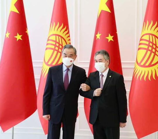 成了，中国和吉尔吉斯斯坦谈成了。7月25日，中国外交部长王毅同吉尔吉斯斯坦外长库