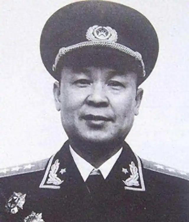 解放战争后期，韦国清已经当上苏北兵团司令员，统领数个纵队作战。一天，两广纵队政委