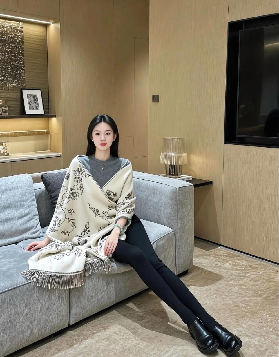 优雅居家风，黑白撞色毛衣搭配，尽显时尚魅力！